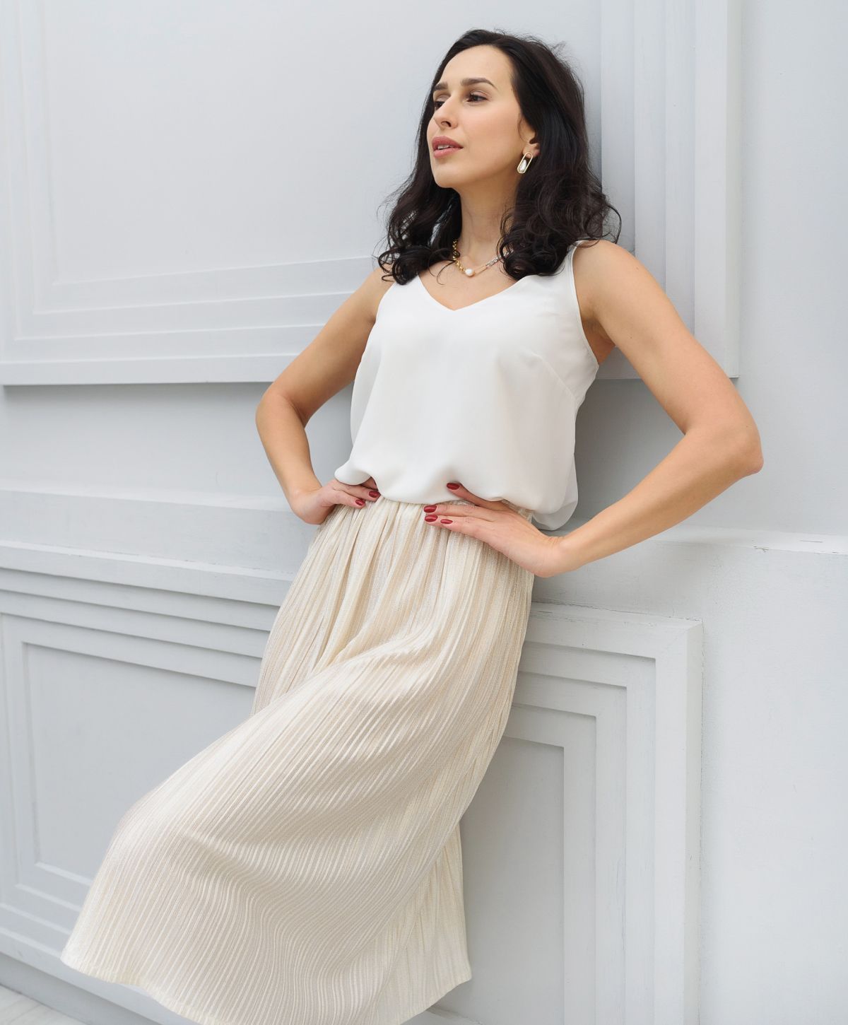 sandpoint body contouring model with dark hair