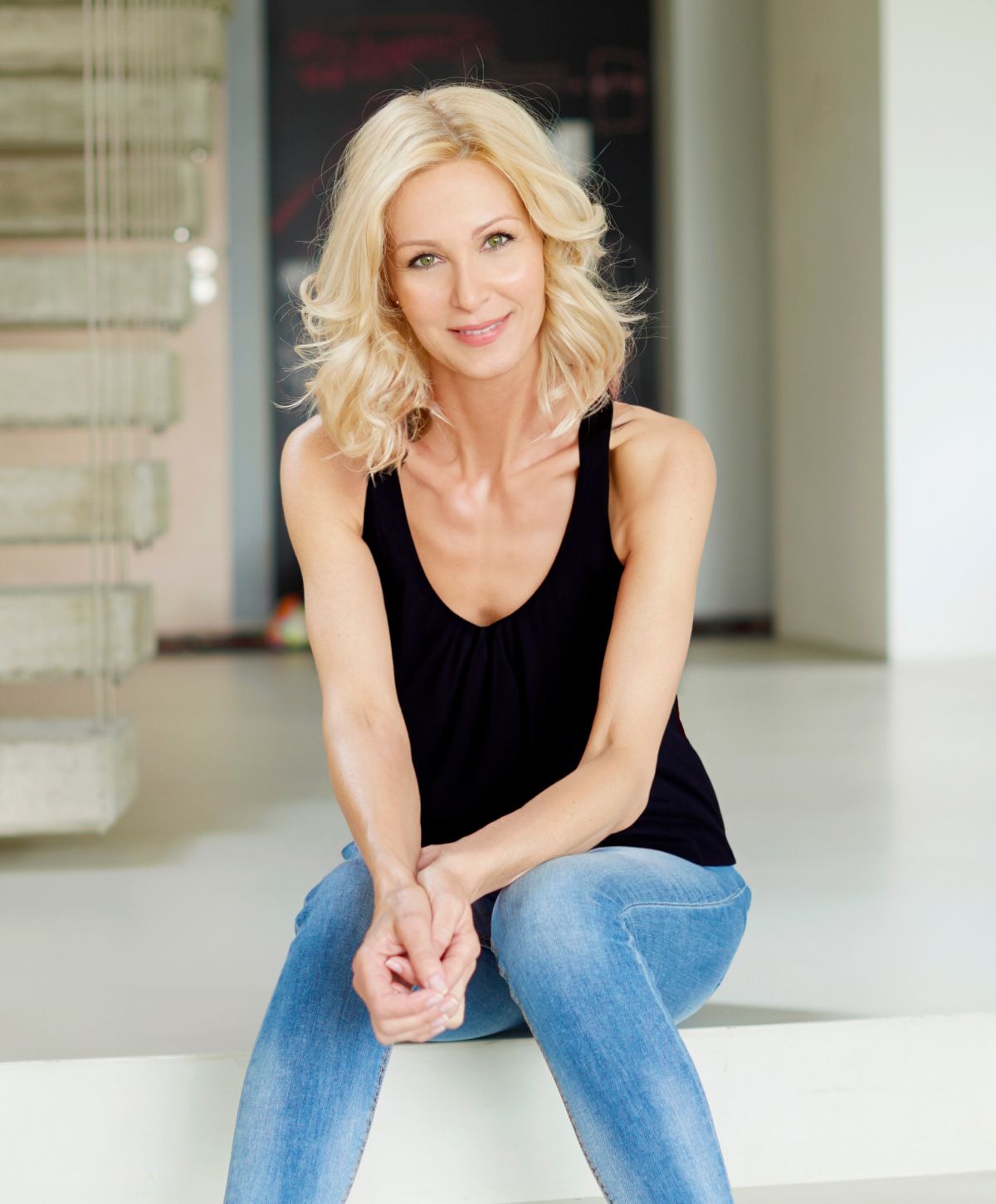 sandpoint pain management model with blonde hair